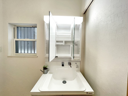 その他内観　三面鏡洗面台は収納豊富。細かいものもスッキリ片付きます。