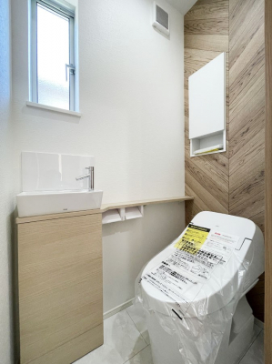 トイレ　場所の取らないタンクレストイレ  手洗い場が同室にあり便利です