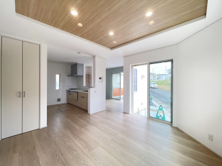 ̑ρ@Ƒ̏Ί炪RƐ܂ĂAȕ͋C̃_CjOɎdオĂ܂B