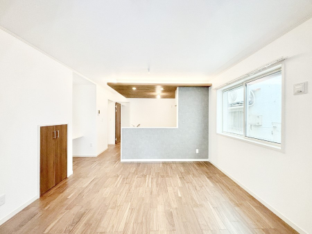 ���r���O�@���邢�z���������A�����̕��͋C�ɖ�������郊�r���O�E�_�C�j���O�B   