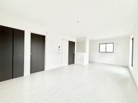 ̑ρ@Ƒ̏Ί炪RƐ܂ĂAȕ͋C̃_CjOɎdオĂ܂B