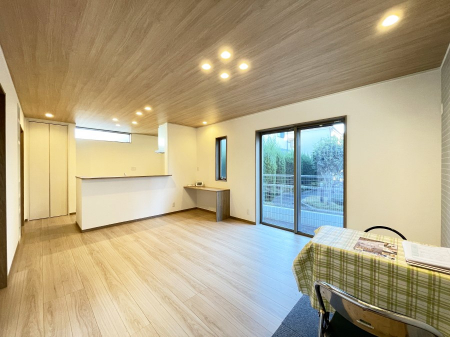 ̑ρ@PTDQBƑ̏Ί炪RƐ܂ĂAȕ͋CLDKɎdオĂ܂B