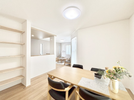 ̑ρ@Ƒ̏Ί炪RƐ܂ĂAȕ͋C̃_CjOɎdオĂ܂B