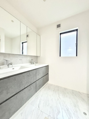 ʑEʏ@邢ʏ͖̐gxxyłႢłB