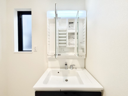 ���ʑ�E���ʏ��@�O�ʋ��̗��ɁA���ϕi��q���p�i�Ȃǂ����[�\�B���ʑ����������ƕۂ��܂��I  