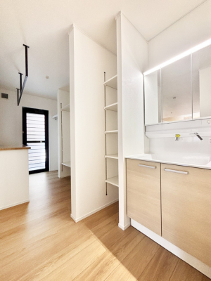 ���̑��@���ʏ����ɂ͉��I�E�J�E���^�[�E������t���̃��[�e�B���e�B�X�y�[�X�B�Ǝ��R�[�i�[�Ƃ��ĕ֗��ł��B