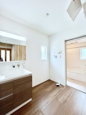 ̑@Ă̂ŎC̑ꏊłC\s܂B̐gxxCǂI