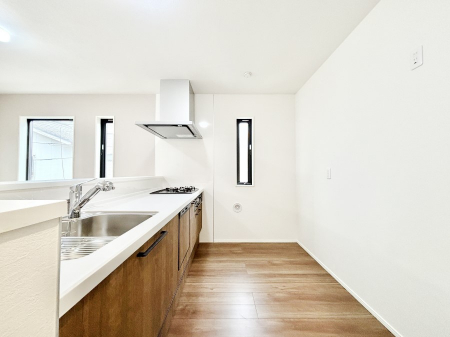 �L�b�`���@�u�₩�ȕ����ʂ蔲����L�b�`���B��������̂Ŗ��邭���C�ɂ��𗧂��܂��B  