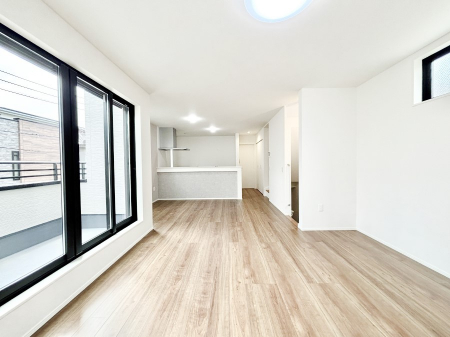 ���r���O�@���邢�z���������A�����̕��͋C�ɖ�������郊�r���O�E�_�C�j���O�B   