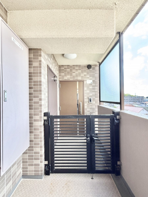 ց@փhȂOŋ؂ꂽ|[`BvCoV[ĖhƖʂSłB