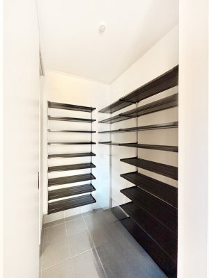 ���[�@�V���[�Y�C���N���[�N�t���I�J���x�r�[�J�[���u���܂��B 