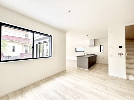 ̑ρ@Ƒ̏Ί炪RƐ܂ĂAȕ͋C̃_CjOɎdオĂ܂ 