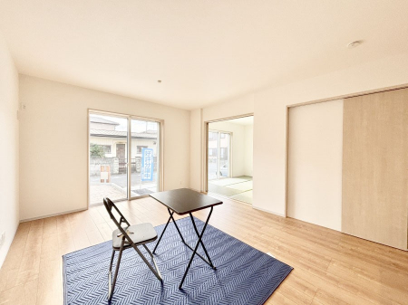 ���r���O�@���R������荞�܂�A�Ƒ��c���̏ꏊ�𖾂邭���o