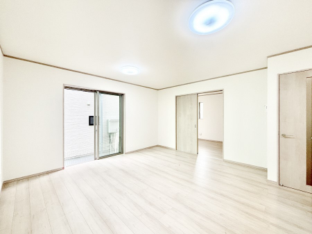 ̑ρ@Ƒ̏Ί炪RƐ܂ĂAȕ͋C̃_CjOɎdオĂ܂B