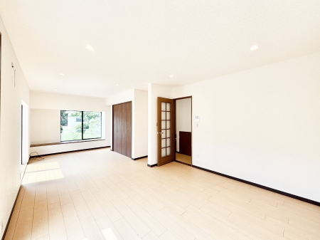 ̑ρ@Ƒ̏Ί炪RƐ܂ĂAȕ͋C̃_CjOɎdオĂ܂B