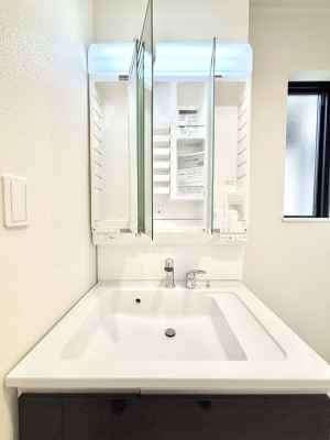 ���̑����ρ@�O�ʋ��̗��ɁA���ϕi��q���p�i�Ȃǂ����[�\�B���ʑ����������ƕۂ��܂��I