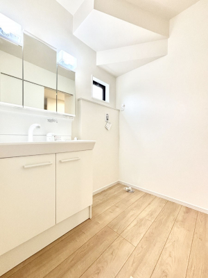 ʑEʏ@邢ʏ͖̐gxxyłႢłB