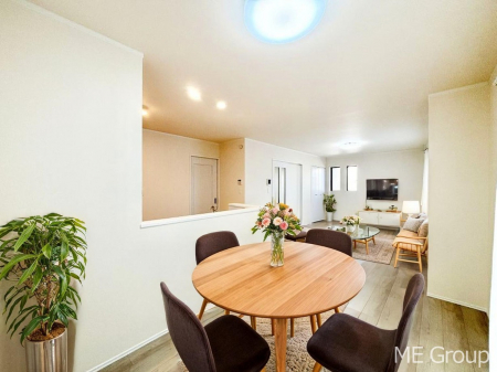 ���r���O�@�Ƒ��̘a�₩�ȉ�b���������Ă������B�J�����̂��郊�r���O�ł��B���Ƌ��CG�ł�  