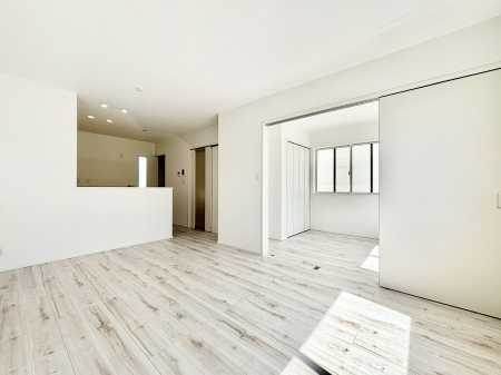 ̑ρ@Ƒ̏Ί炪RƐ܂ĂAȕ͋C̃_CjOɎdオĂ܂