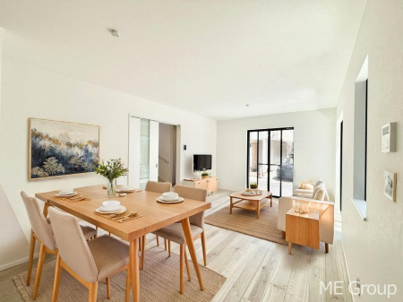 ���r���O�@�Ƒ��̘a�₩�ȉ�b���������Ă������B�J�����̂��郊�r���O�ł��B ���Ƌ��CG�ł�