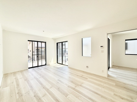 ���r���O�@���R������荞�܂�A�Ƒ��c���̏ꏊ�𖾂邭���o