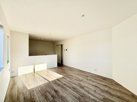 ���r���O�@���邢�z���������A�����̕��͋C�ɖ�������郊�r���O�E�_�C�j���O�B   