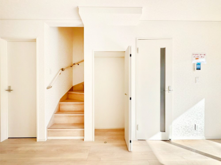 ���̑����ρ@���r���O���[�B�����Ɏ��[������ƕ����W�܂�LDK���X�b�L���Еt�������ł��ˁB  