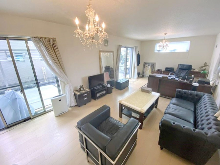 ���r���O�@�傫�ȑ����炽���Ղ�̗z���ƕ����������郊�r���O  