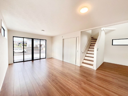 ���̑����ρ@�Ƒ��Ƃ̃R�~���j�P�[�V�������[�܂郊�r���O�C���K�i���̗p�����_�C�j���O