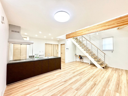 ���r���O�@���邢�z���������A�����̕��͋C�ɖ�������郊�r���O�E�_�C�j���O�B 