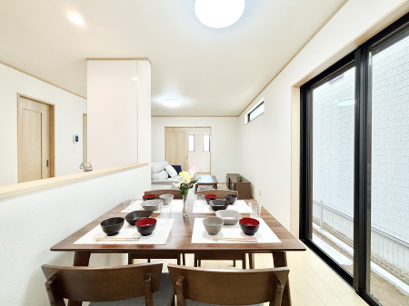 ���r���O�@�ǂ��ɂ��Ă��Ƒ��̂Ȃ������������R�~���j�P�[�V�������r���O�B 