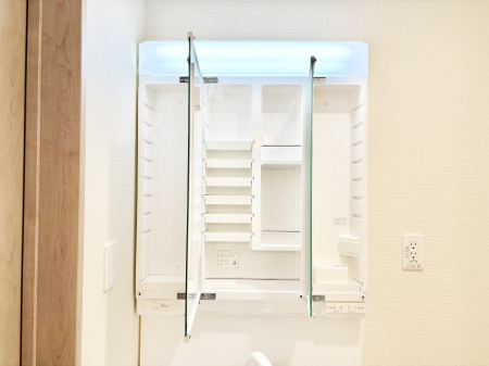 ���̑����ρ@�O�ʋ��̗��ɁA���ϕi��q���p�i�Ȃǂ����[�\�B���ʑ����������ƕۂ��܂��I