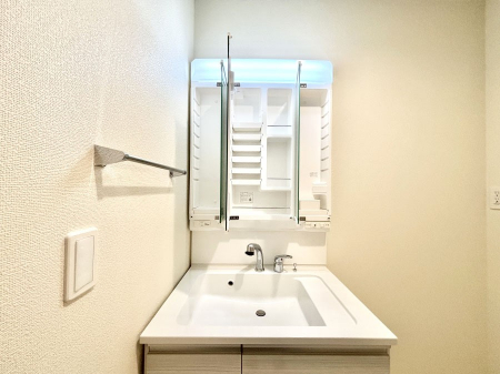 ���̑����ρ@�O�ʋ��̗��ɁA���ϕi��q���p�i�Ȃǂ����[�\�B���ʑ����������ƕۂ��܂��I