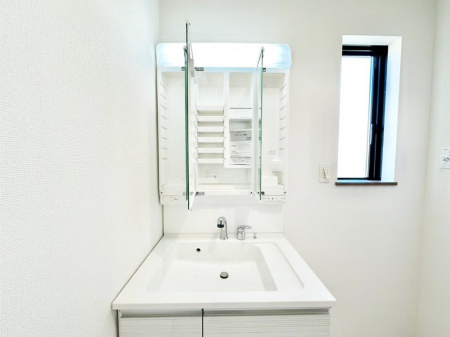 ���̑����ρ@�O�ʋ��̗��ɁA���ϕi��q���p�i�Ȃǂ����[�\�B���ʑ����������ƕۂ��܂��I