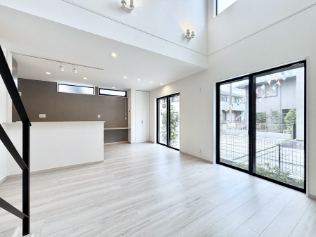 ̑ρ@Ƒ̏Ί炪RƐ܂ĂAȕ͋C̃_CjOɎdオĂ܂ 