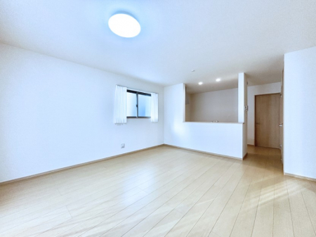 ̑ρ@Ƒ̏Ί炪RƐ܂ĂAȕ͋C̃_CjOɎdオĂ܂B