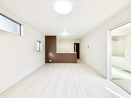 ���r���O�@���Ƒ��̓��₩�Șb�����ŕ�܂�閾�邢���r���O