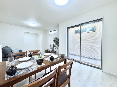 ���r���O�@���Ƒ��̓��₩�Șb�����ŕ�܂�閾�邢���r���O