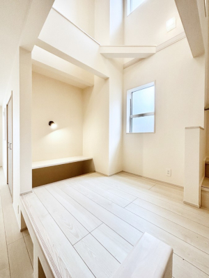 ���r���O�@���r���O�̃}���`�X�L�b�v�B�㕔���������ŊJ�����̂��閾�邢�X�y�[�X�B