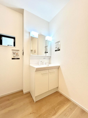 ʑEʏ@邢ʏ͖̐gxxyłႢłB