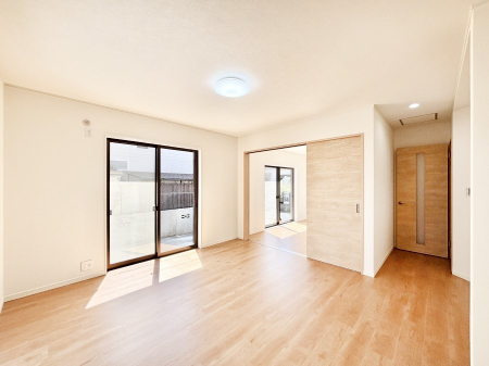 ���̑����ρ@�Ƒ��̏Ί炪���R�Ɛ��܂�Ă���A����ȕ��͋C�̃_�C�j���O�Ɏd�オ���Ă��܂��B