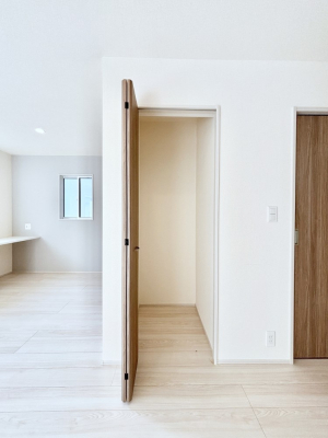 ̑ρ@rO[BɎ[ƕW܂LDKXbLЕtłˁB  