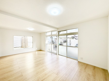 ���̑����ρ@�Ƒ��̏Ί炪���R�Ɛ��܂�Ă���A����ȕ��͋C�̃_�C�j���O�Ɏd�オ���Ă��܂��B