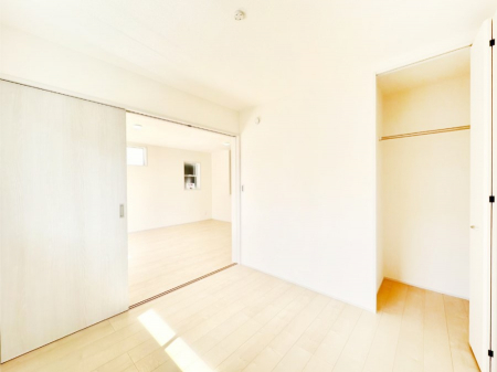 ���̑����ρ@���r���O�ɗאڂ����m���B�����˂��J������ƃ��r���O�ƌq����e���̋�Ԃɕϐg�I