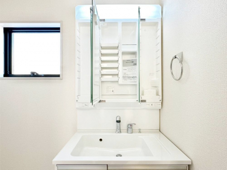 ���̑����ρ@�O�ʋ��̗��ɁA���ϕi��q���p�i�Ȃǂ����[�\�B���ʑ����������ƕۂ��܂��I