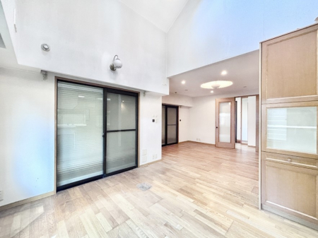 ̑ρ@Ƒ̏Ί炪RƐ܂ĂAȕ͋C̃_CjOɎdオĂ܂ 