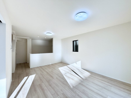 ���r���O�@���邢�z���������A�����̕��͋C�ɖ�������郊�r���O�E�_�C�j���O�B 