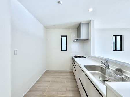 �L�b�`���@�u�₩�ȕ����ʂ蔲����L�b�`���B��������̂Ŗ��邭���C�ɂ��𗧂��܂��B