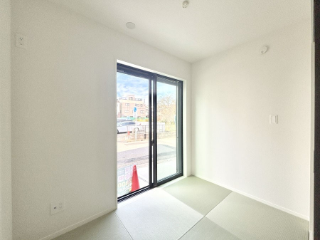 ���̑����ρ@���r���O�Ɨׂ荇���Ă���a���B�ق��ƈꑧ�ł���a�̋�Ԃ��Y�ꂸ�ɁB 