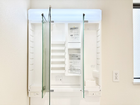 ���̑����ρ@�O�ʋ��̗��ɁA���ϕi��q���p�i�Ȃǂ����[�\�B���ʑ����������ƕۂ��܂��I